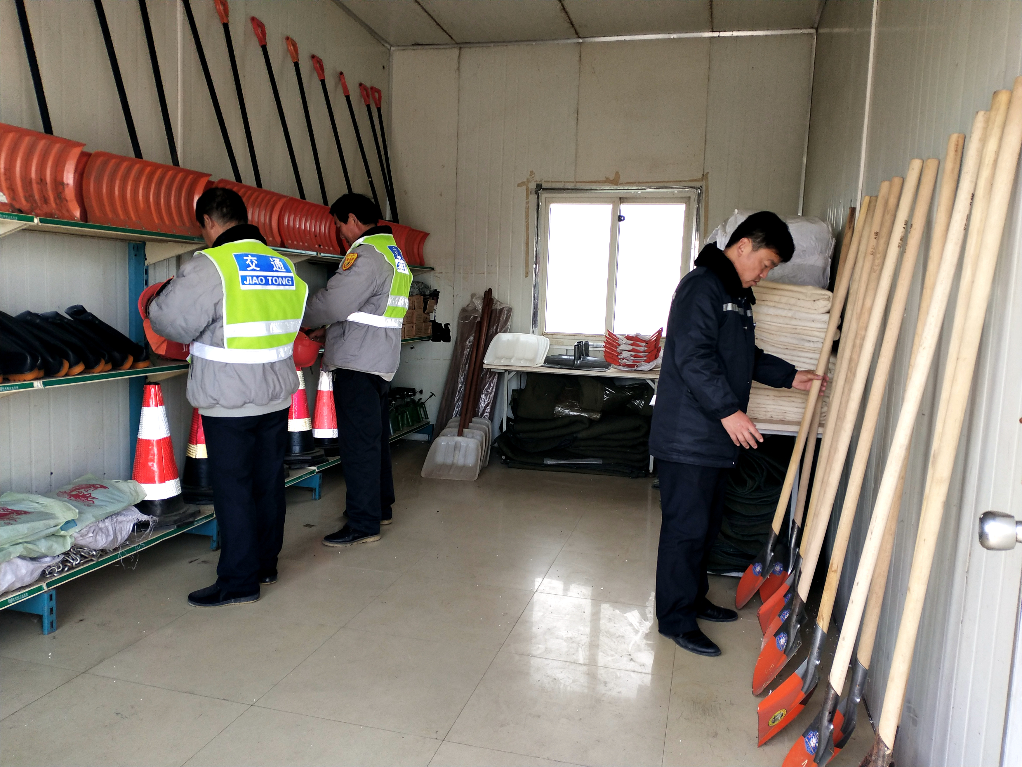 應(yīng)急物資儲(chǔ)備檢查照.jpg 應(yīng)急物資儲(chǔ)備檢查照.jpg