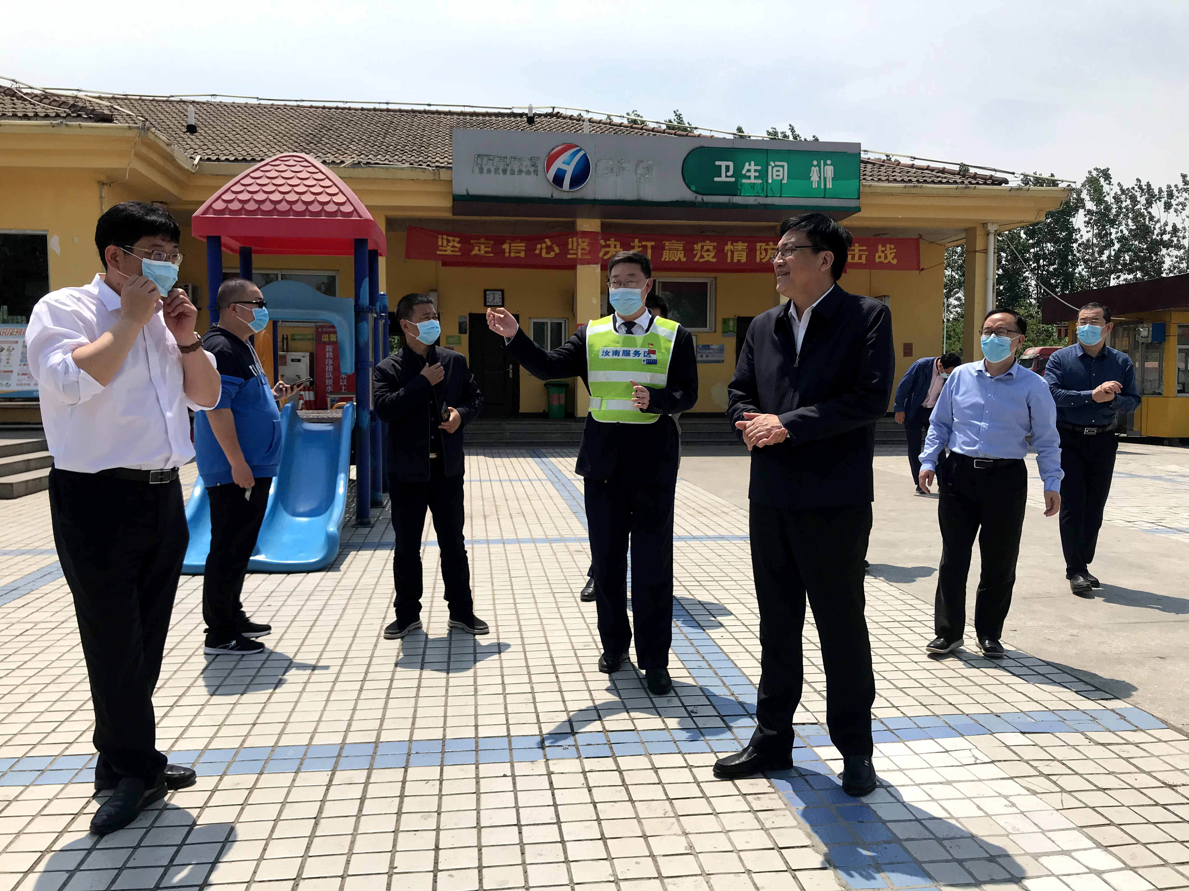 徐強副廳長途經(jīng)汝南服務區(qū)指導照片1 (1).jpg