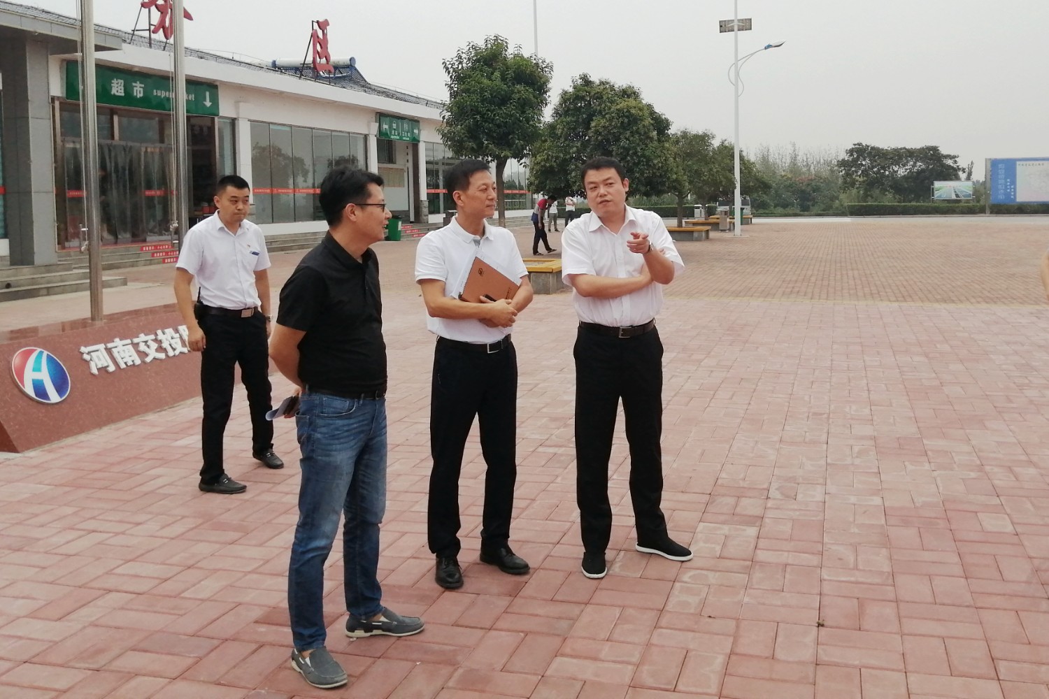 9月14日集團副總經理劉芮華到鄭州南服務區檢查驗收集團“十三五”公路養護管理治理能力評價工作成果2.jpg 9月14日集團副總經理劉芮華到鄭州南服務區檢查驗收集團“十三五”公路養護管理治理能力評價工作成果2.jpg