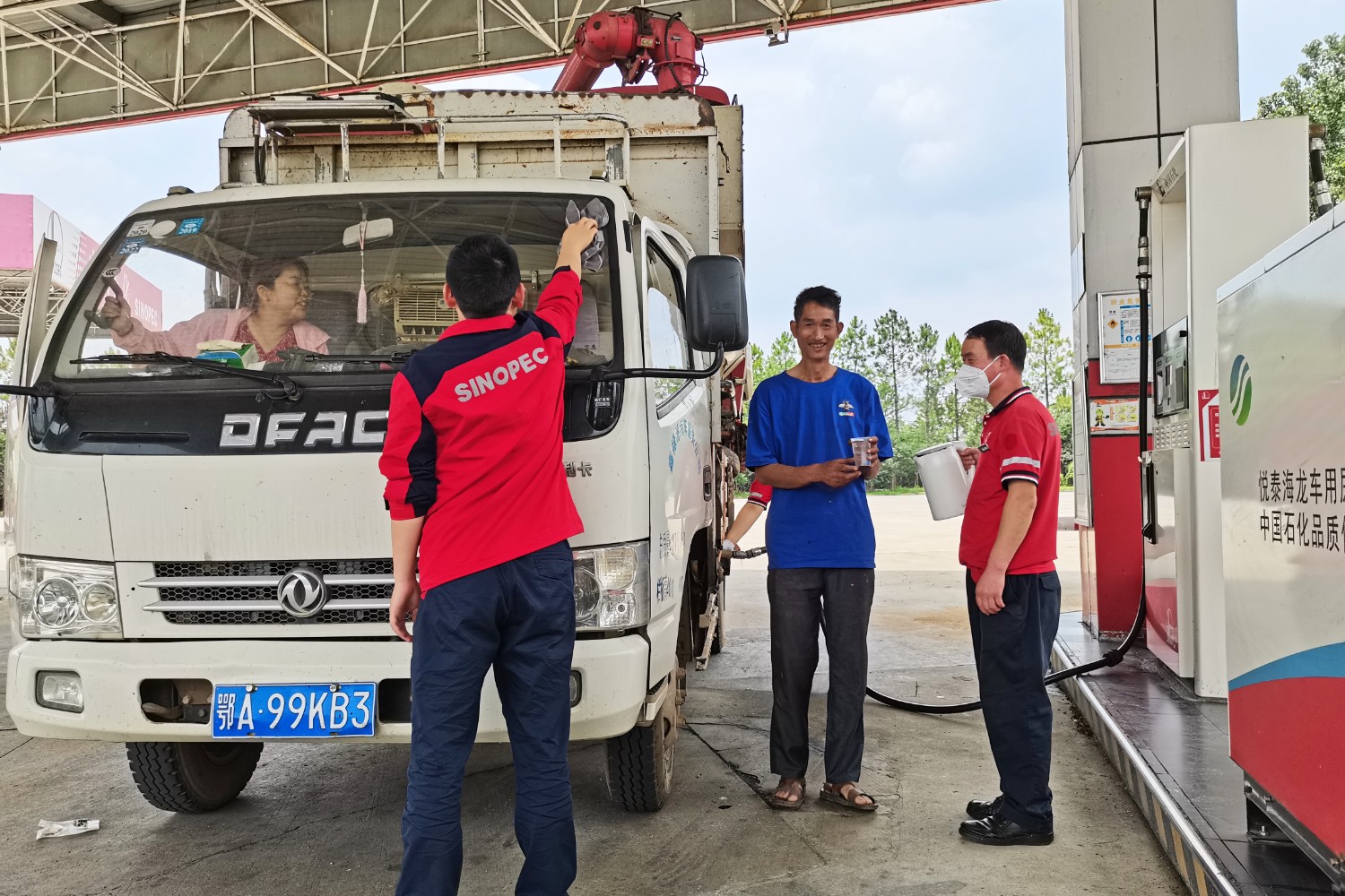 5月31日息縣服務區(qū)加油站三夏保供油同時提供熱水。拍攝人:曹豐士 (2).jpg