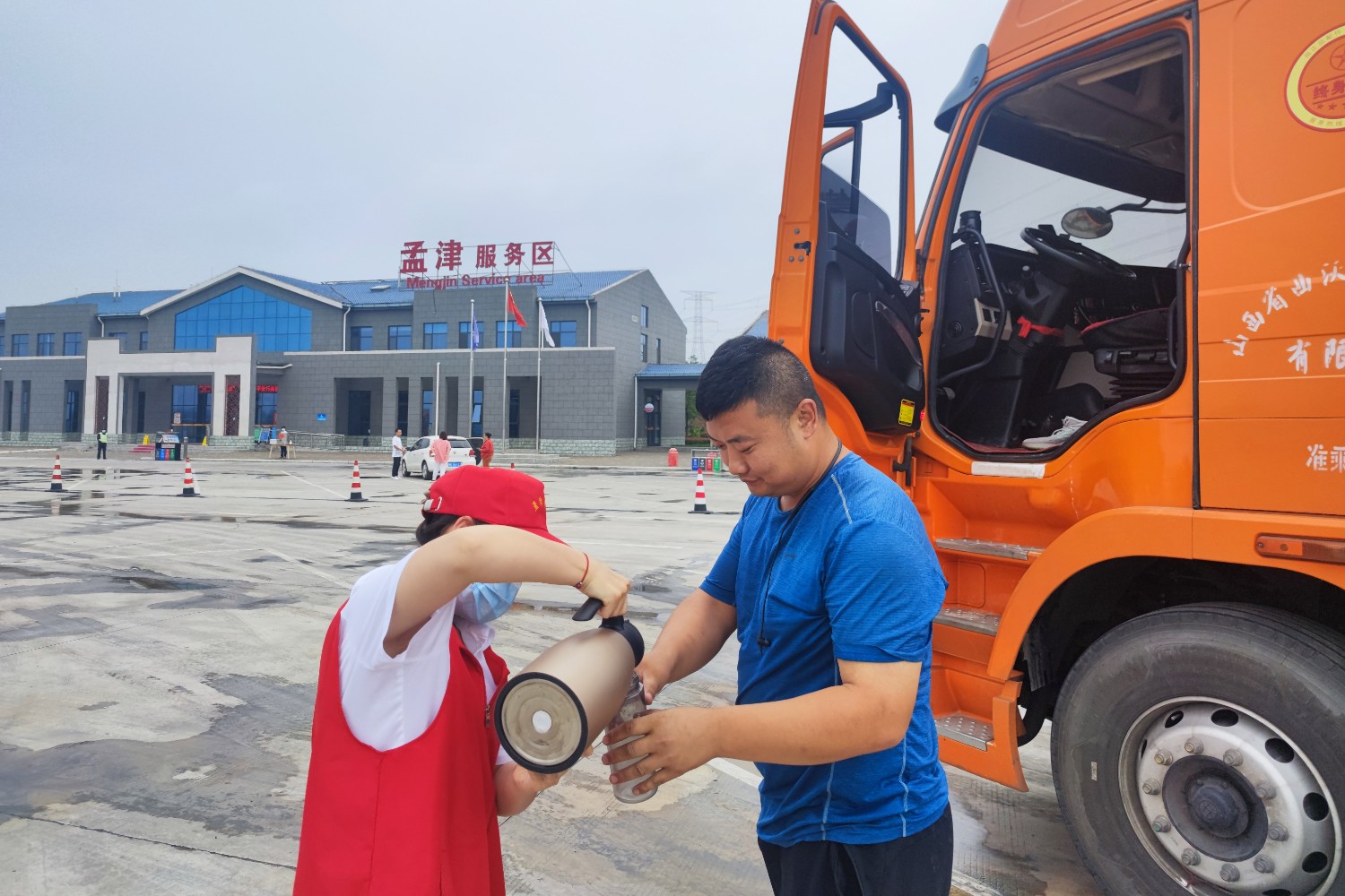 孟津服務區(qū)為機收車輛駕駛員免費提供綠豆水、降溫茶,扎實做好機收車輛的咨詢及服務對接工作.jpg