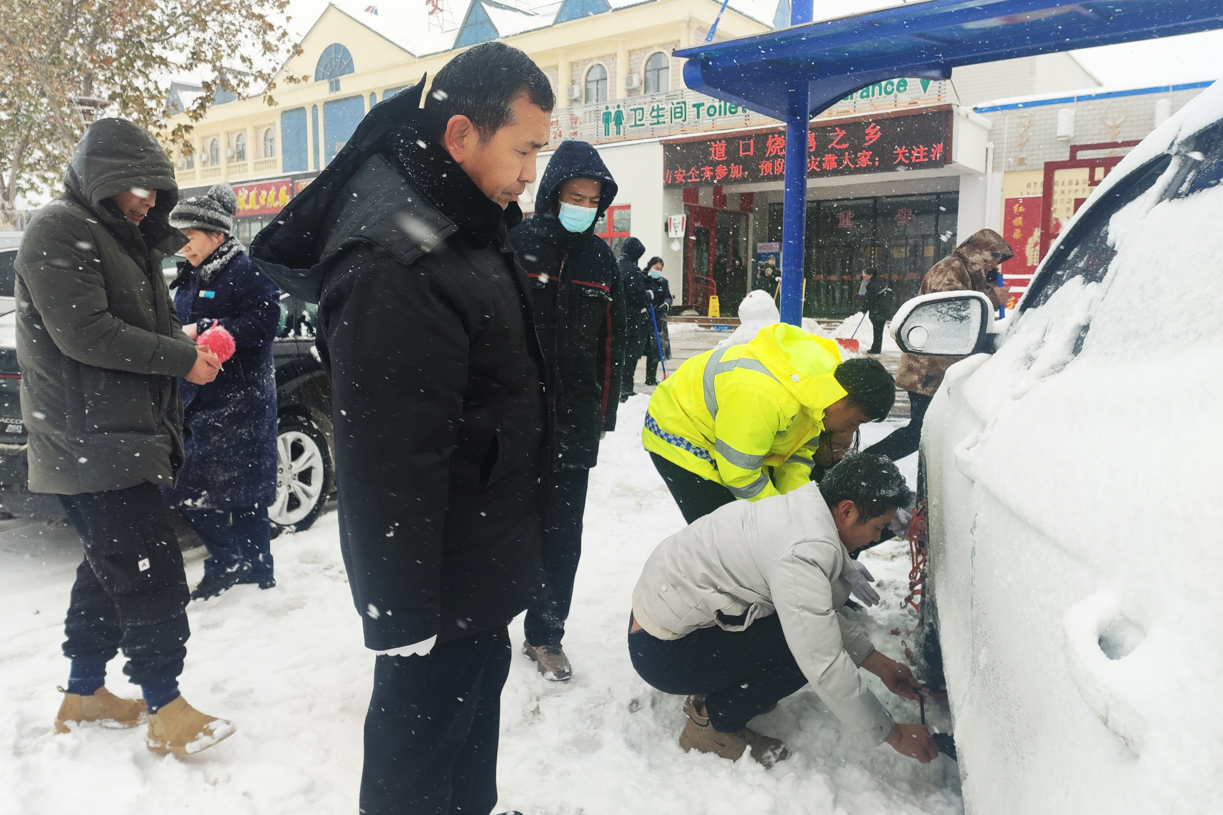 安陽服務區好人好事-幫助司乘安裝防滑鏈（攝：程素芬 15936842280） (1).jpg