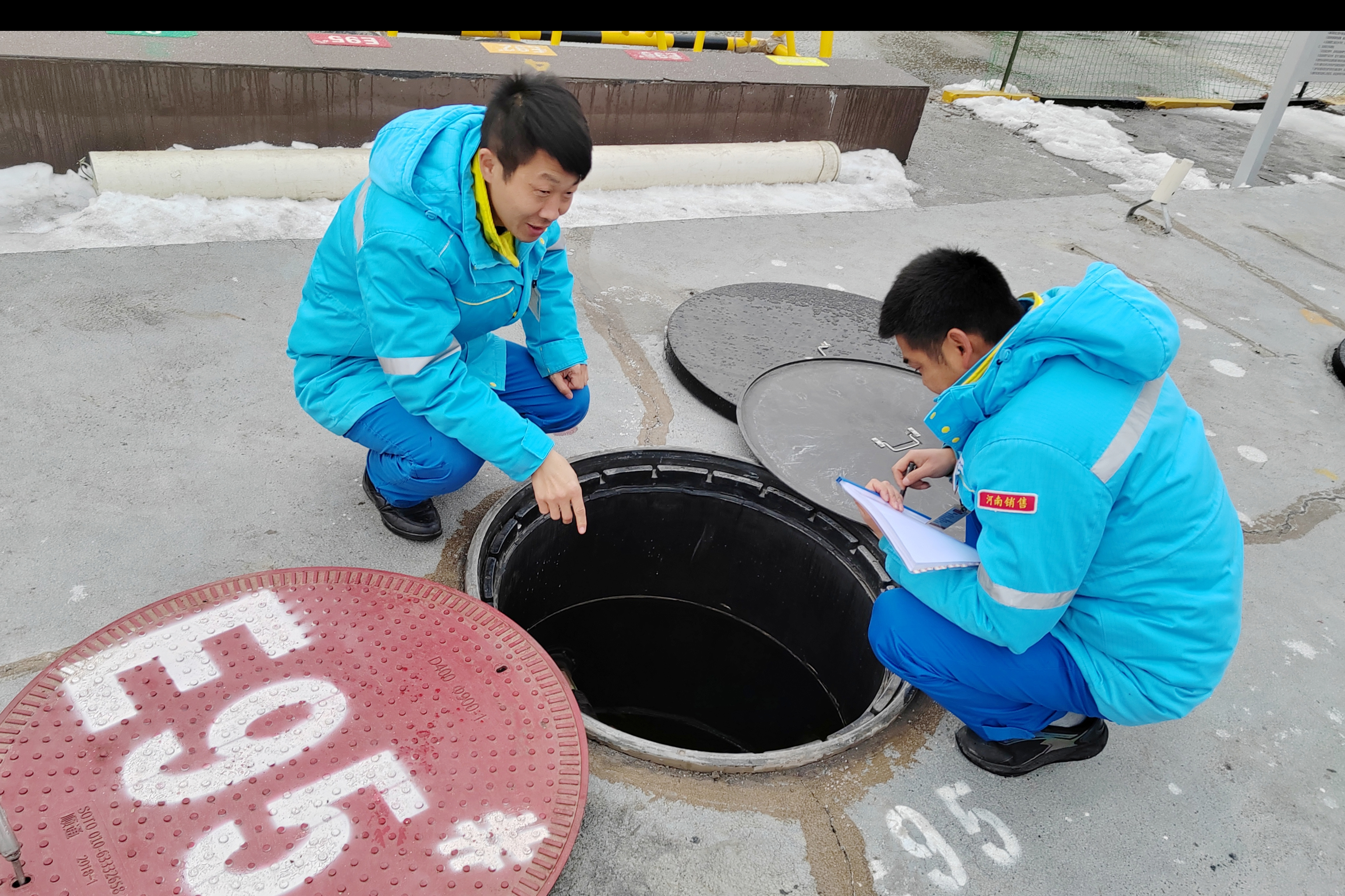 安陽(yáng)服務(wù)區(qū)加油站,員工檢查油罐區(qū)設(shè)備,確保油品儲(chǔ)存安全。拍攝:張麗君.jpg 安陽(yáng)服務(wù)區(qū)加油站,員工檢查油罐區(qū)設(shè)備,確保油品儲(chǔ)存安全。拍攝:張麗君.jpg