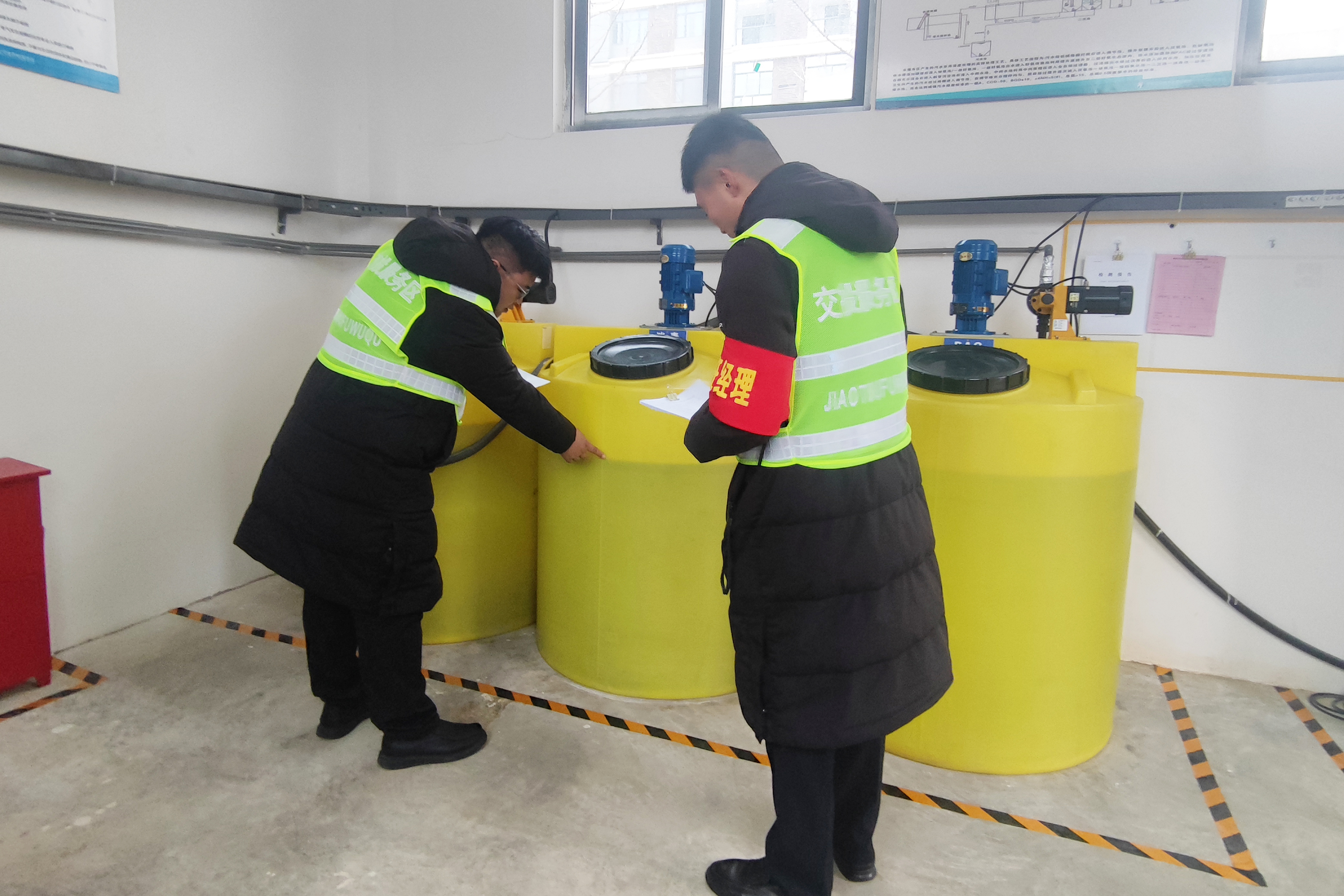 2023年12月29日老界嶺服務(wù)區(qū)元旦節(jié)前安全檢查工作5(拍攝者及聯(lián)系方式:劉夢(mèng)琦17803867474).jpg 2023年12月29日老界嶺服務(wù)區(qū)元旦節(jié)前安全檢查工作5(拍攝者及聯(lián)系方式:劉夢(mèng)琦17803867474).jpg