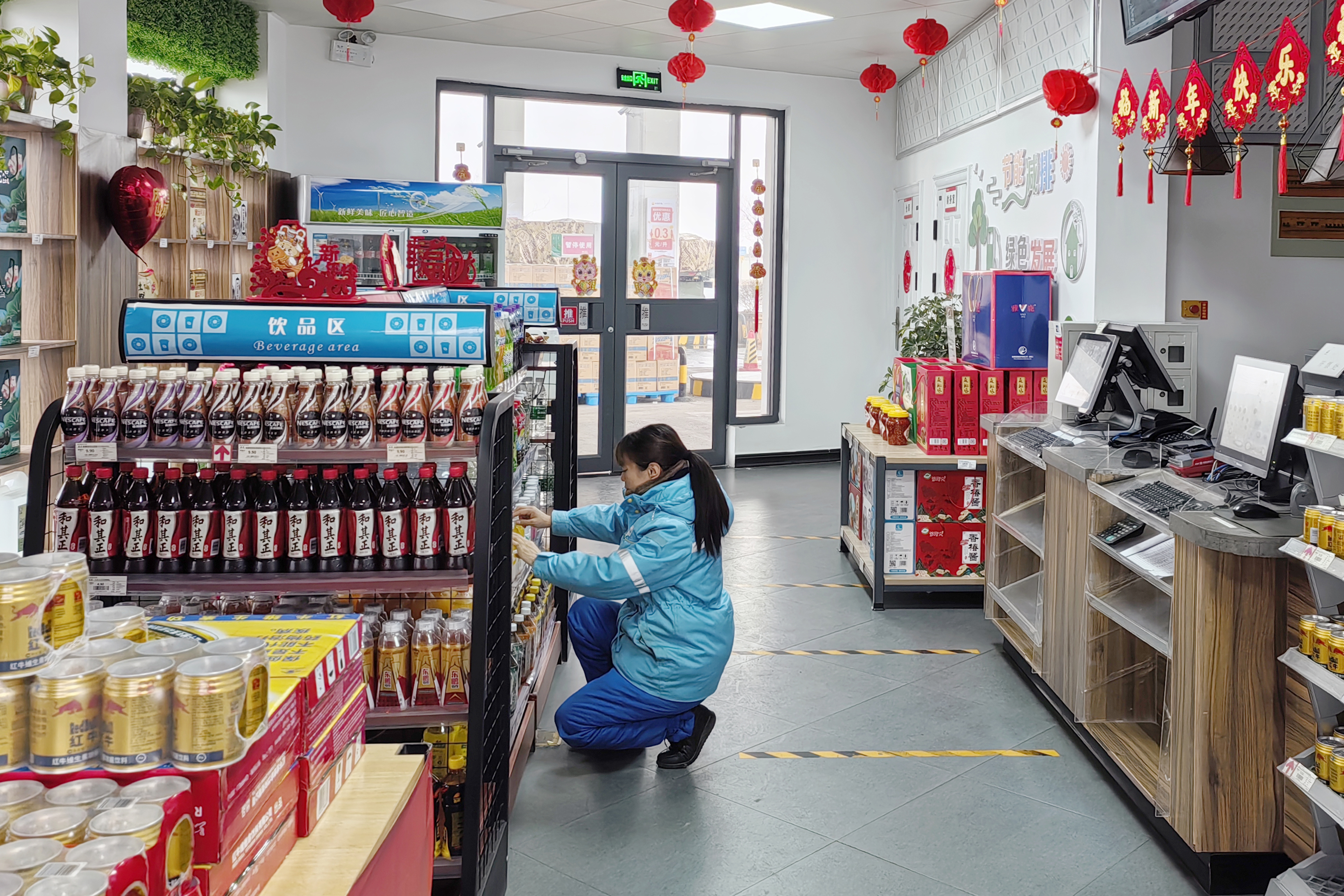 鶴壁服務(wù)區(qū)加油站,員工整理便利店商品,滿足顧客多樣化需求。拍攝:楊志杰.jpg 鶴壁服務(wù)區(qū)加油站,員工整理便利店商品,滿足顧客多樣化需求。拍攝:楊志杰.jpg