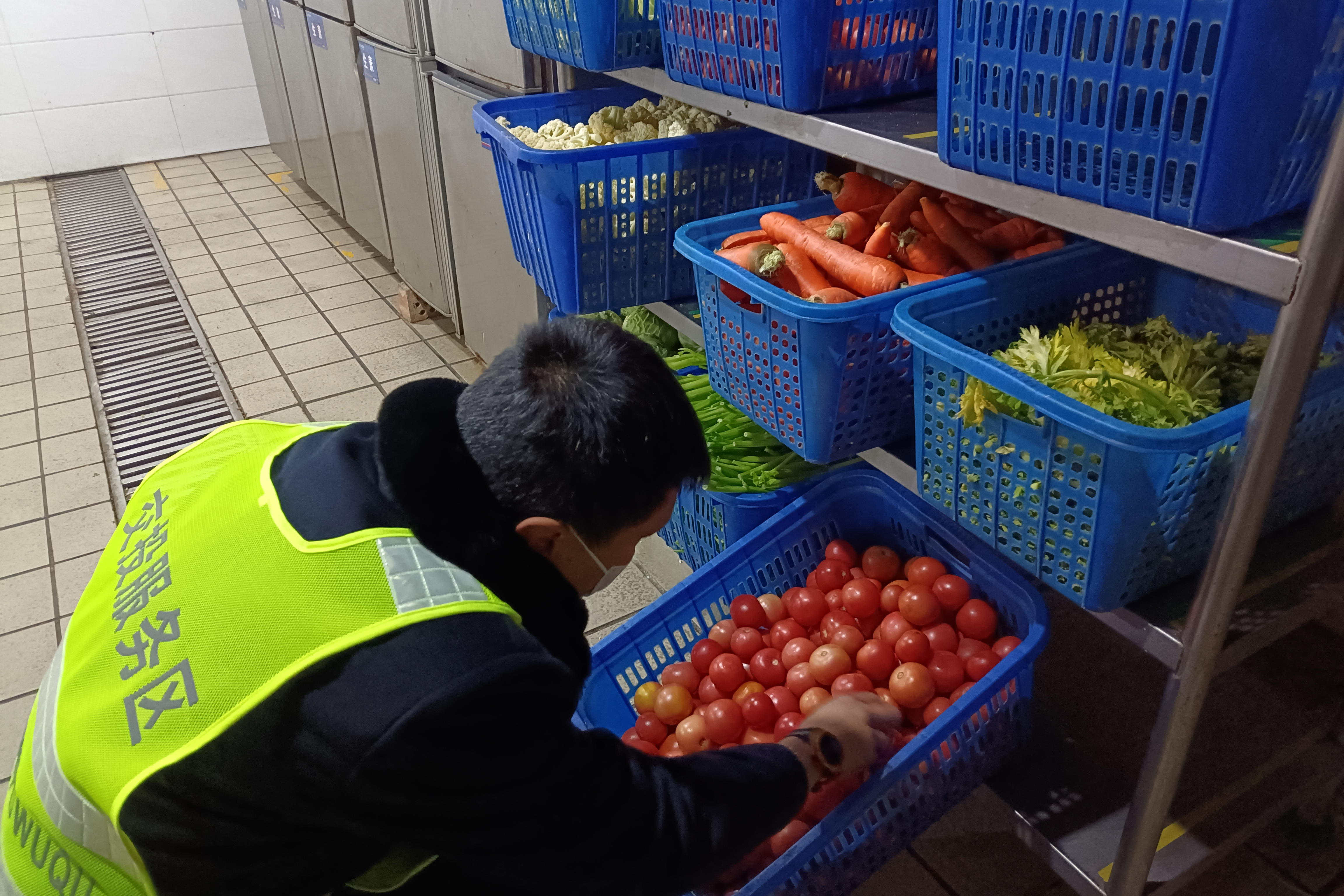 開(kāi)封服務(wù)區(qū)開(kāi)展元旦節(jié)前安全生產(chǎn)檢查工作 拍攝者:劉明亮15637812947(5).jpg 開(kāi)封服務(wù)區(qū)開(kāi)展元旦節(jié)前安全生產(chǎn)檢查工作 拍攝者:劉明亮15637812947(5).jpg