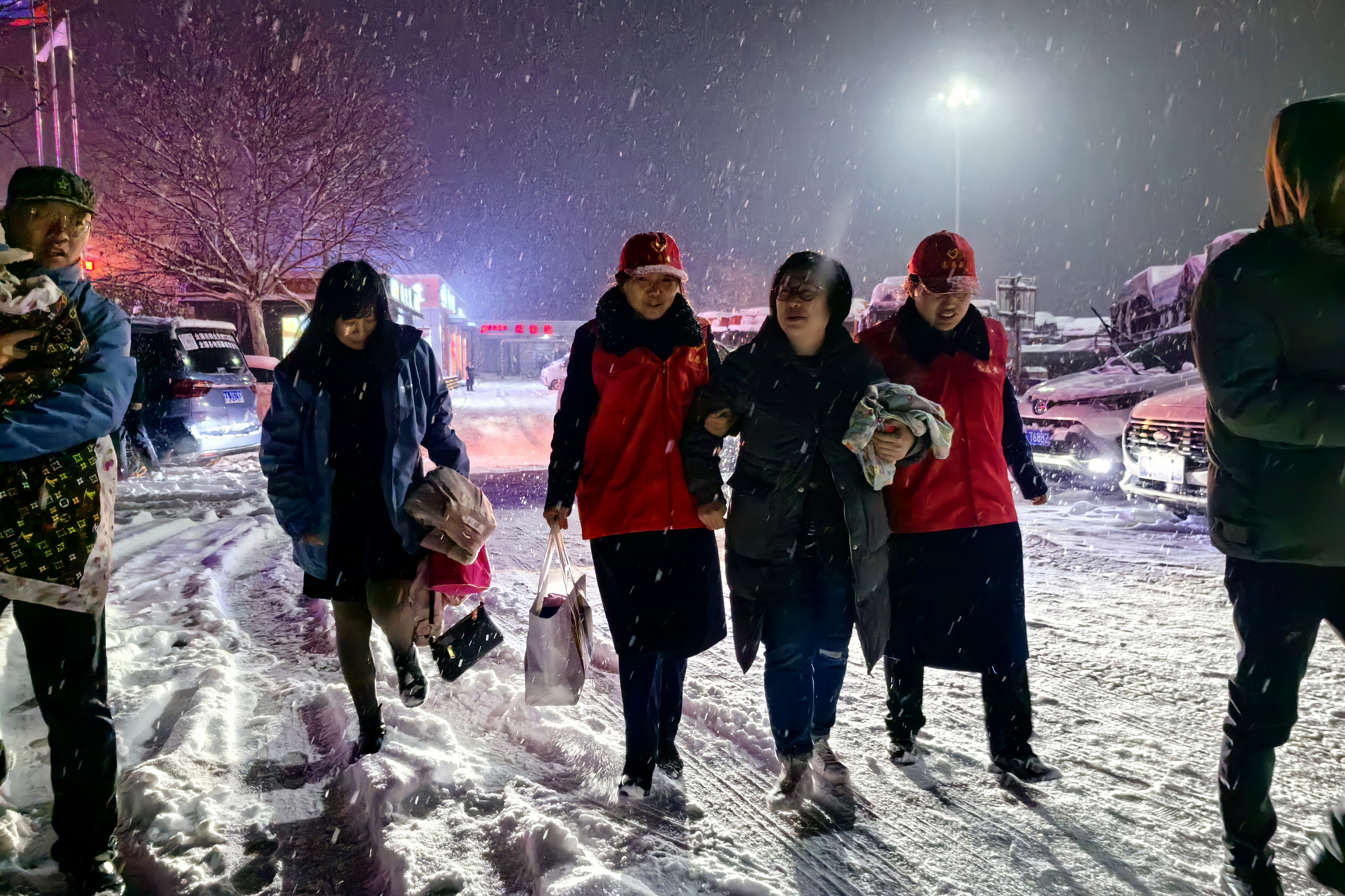 1月15日 澠池西停車區北區 工作人員雪天攙扶孕早期孕婦至“臨時的家”+翟青+15639898985 (3).jpg