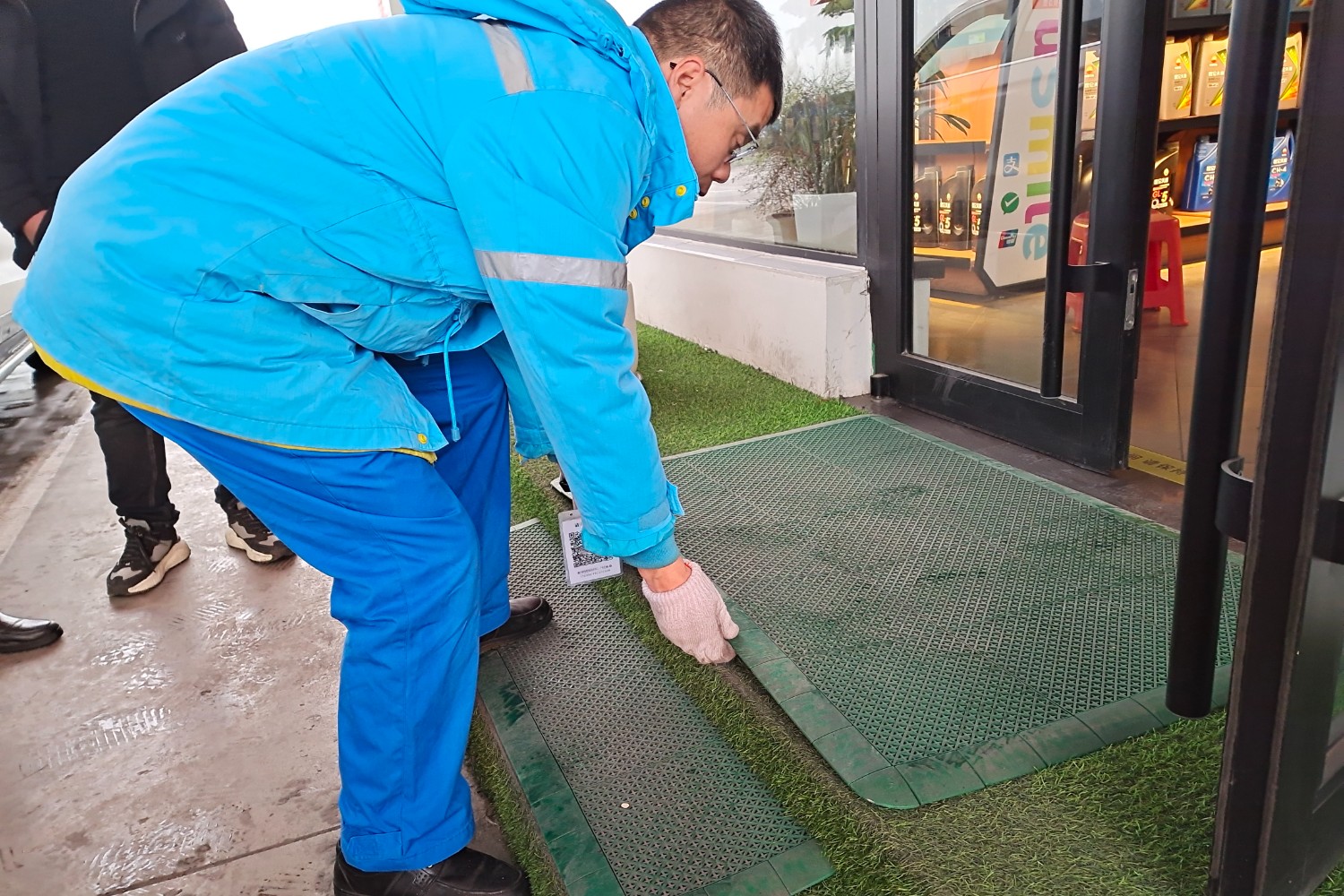 2月19日,洛陽服務(wù)區(qū)加油站,員工鋪設(shè)防滑墊,保障顧客和員工行走安全。.jpg