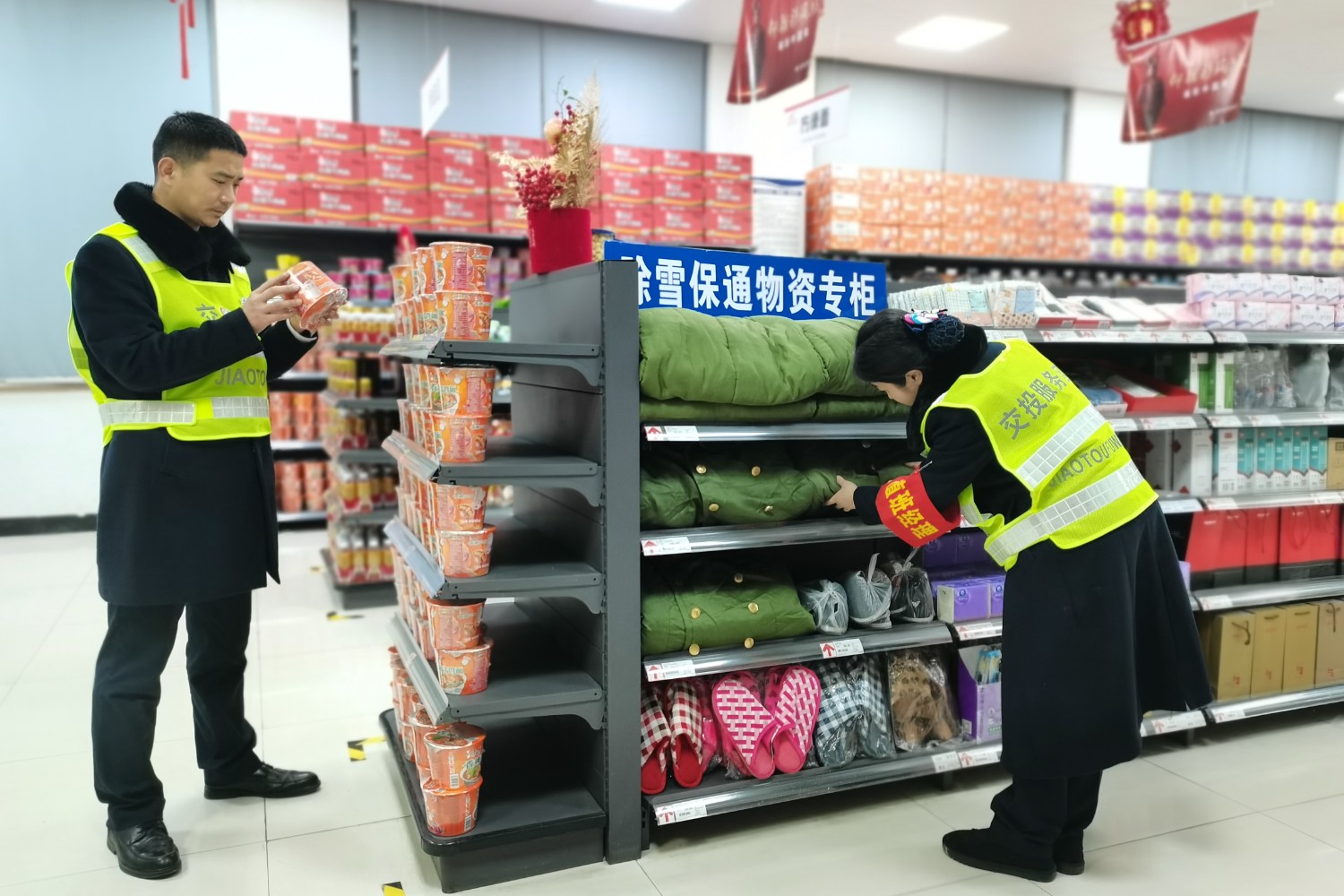2月19日,為積極備戰(zhàn)雨雪天氣,南陽北服務(wù)區(qū)工作人員開展除雪保通物資排查工作.jpg