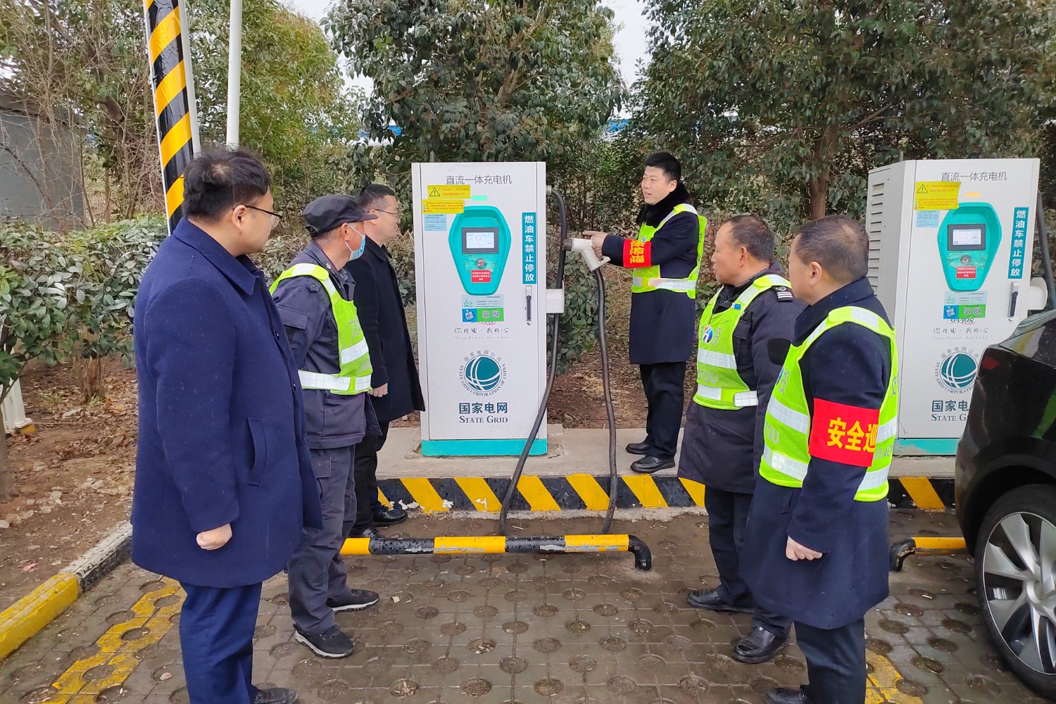 信陽服務(wù)區(qū)開展傷亡事故應(yīng)急演練、充電樁安全事故應(yīng)急演練.jpg