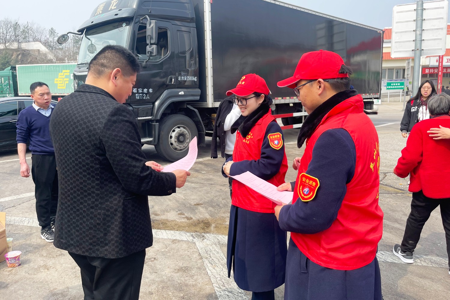 2024年3月14日,靈山服務區開展消費者權益日系列活動。(拍攝者:張波 電話:17651717080).jpg