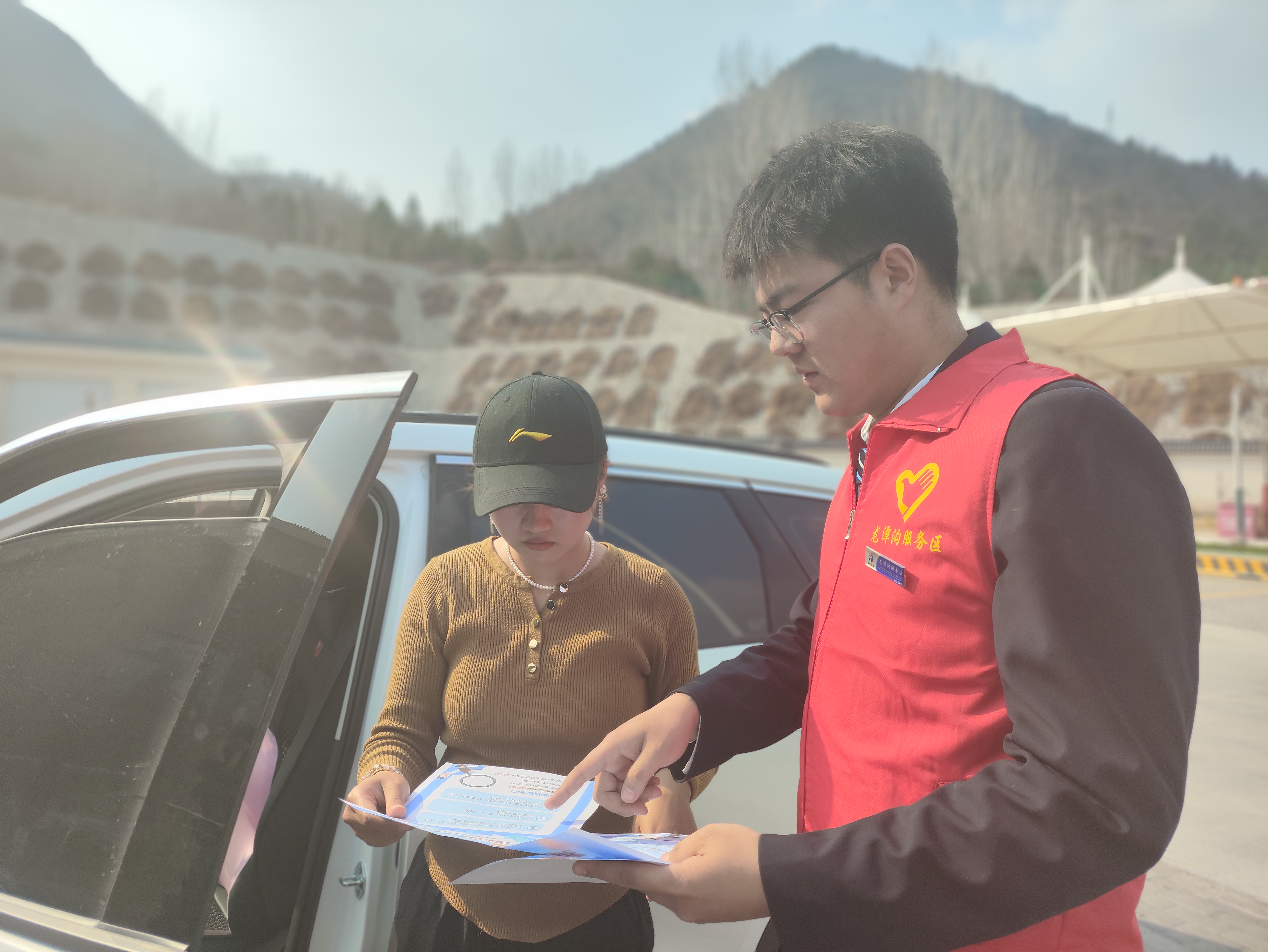 3月14日,龍潭溝服務區組織開展“3.15消費者權益日”活動(拍攝:馬萬樺 15136695334).jpg 3月14日,龍潭溝服務區組織開展“3.15消費者權益日”活動(拍攝:馬萬樺 15136695334).jpg