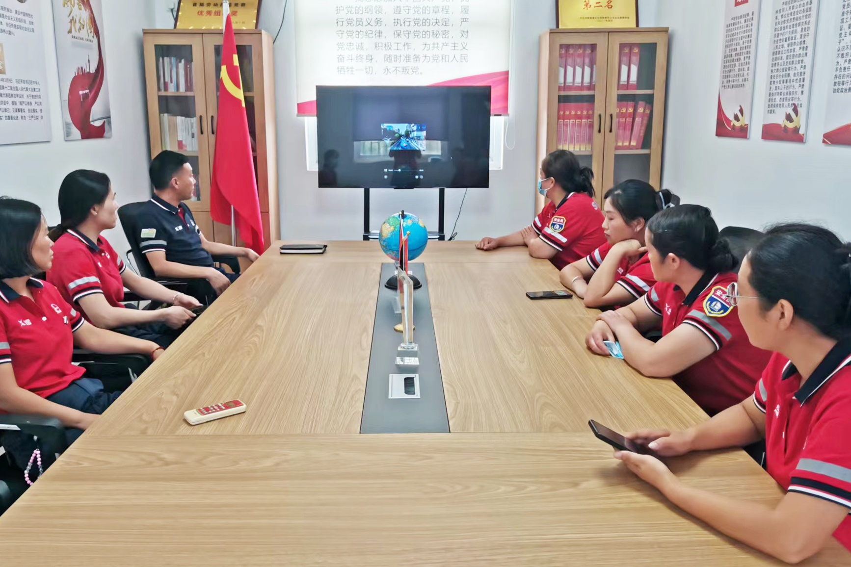 2024年6月7日 河南高速石化有限責任公司 鄢陵南服務區加油站 端午節前組織員工進行節前安全知識。事故案例學習 王雪麗.jpg 2024年6月7日 河南高速石化有限責任公司 鄢陵南服務區加油站 端午節前組織員工進行節前安全知識。事故案例學習 王雪麗.jpg