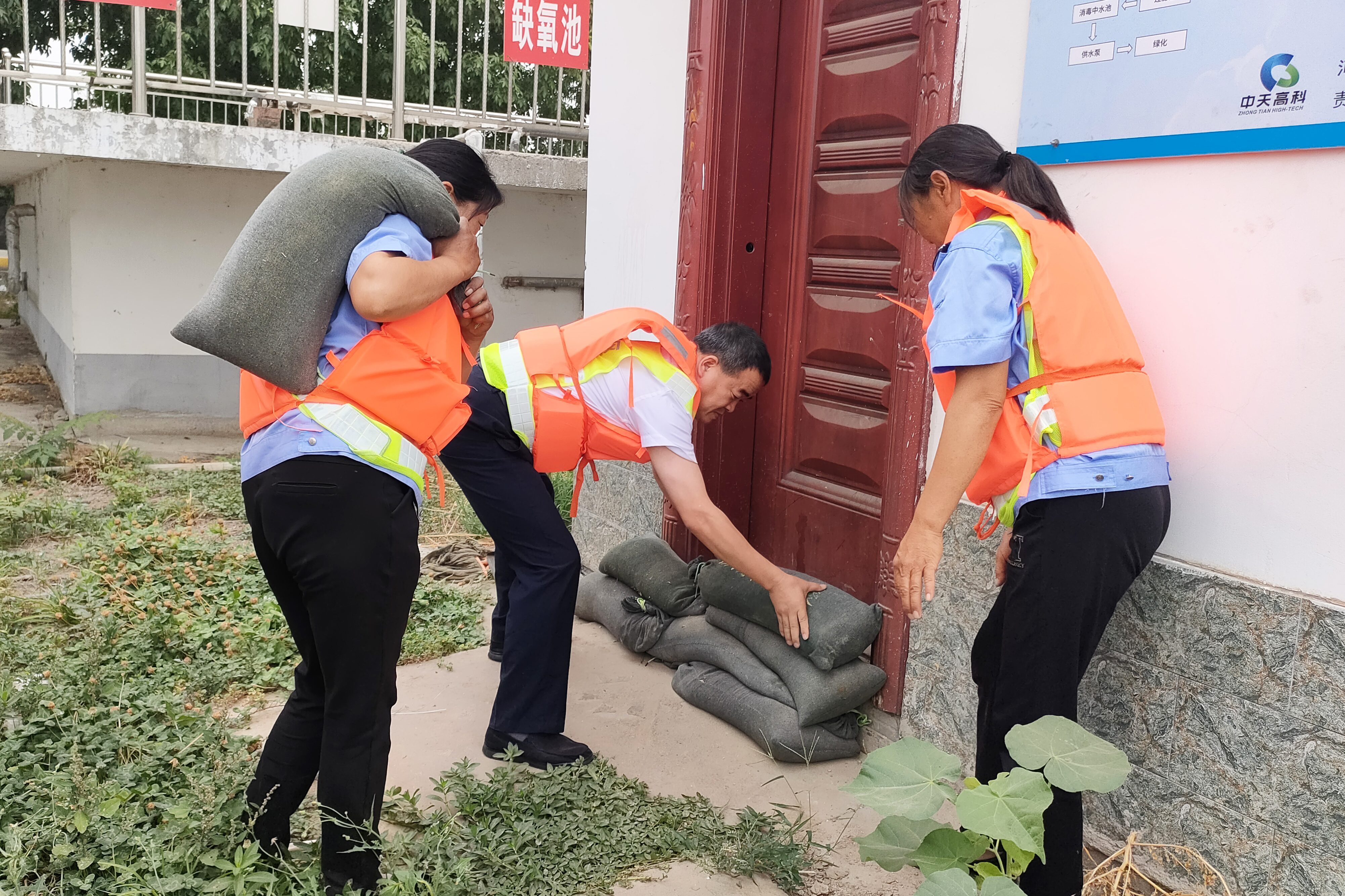 駐馬店服務區開展防汛演練3(攝影尹慧 13569680087).jpg 駐馬店服務區開展防汛演練3(攝影尹慧 13569680087).jpg