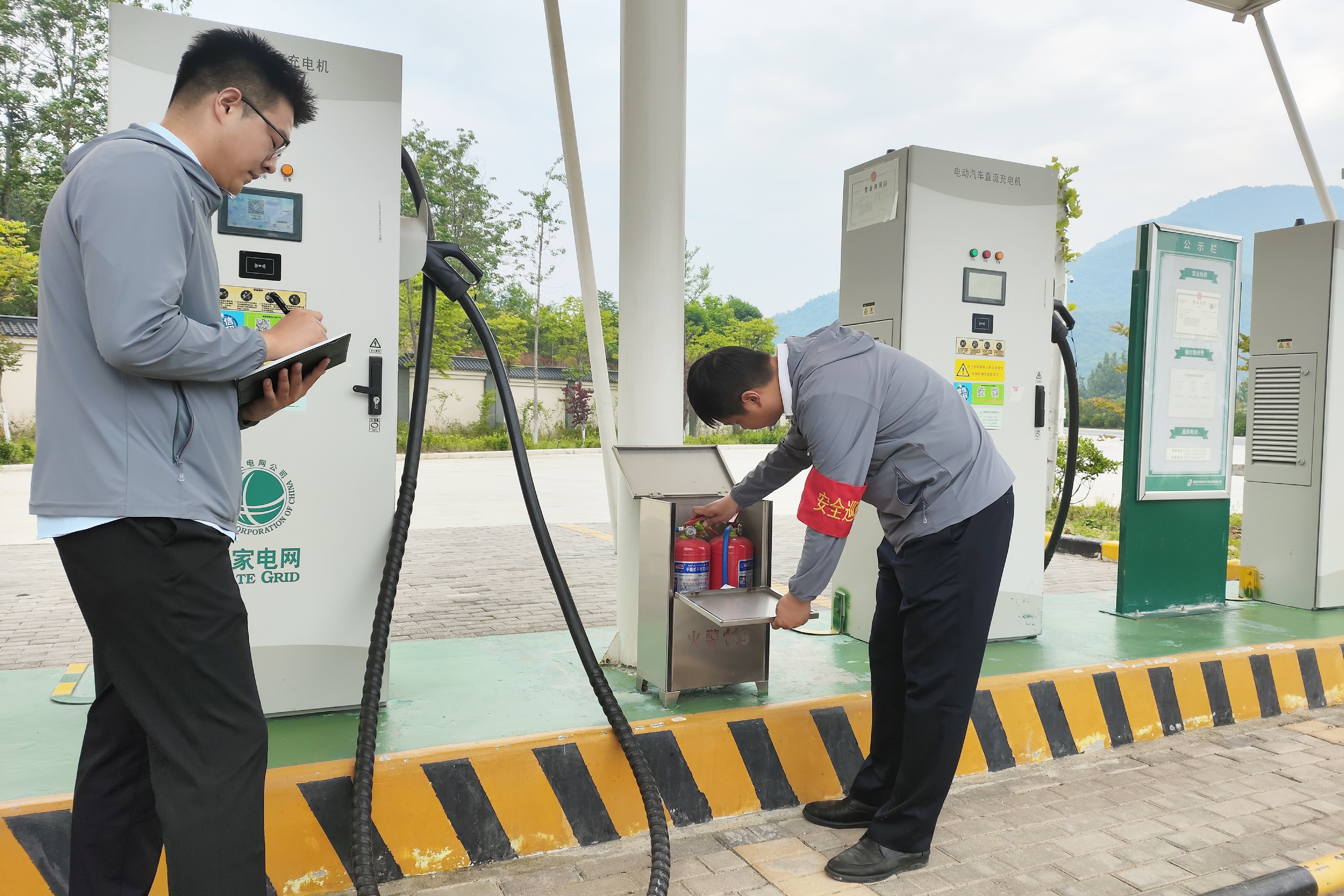 龍潭溝服務區積極開展安全排查工作 (拍攝:馬萬樺 15136695334).jpg 龍潭溝服務區積極開展安全排查工作 (拍攝:馬萬樺 15136695334).jpg