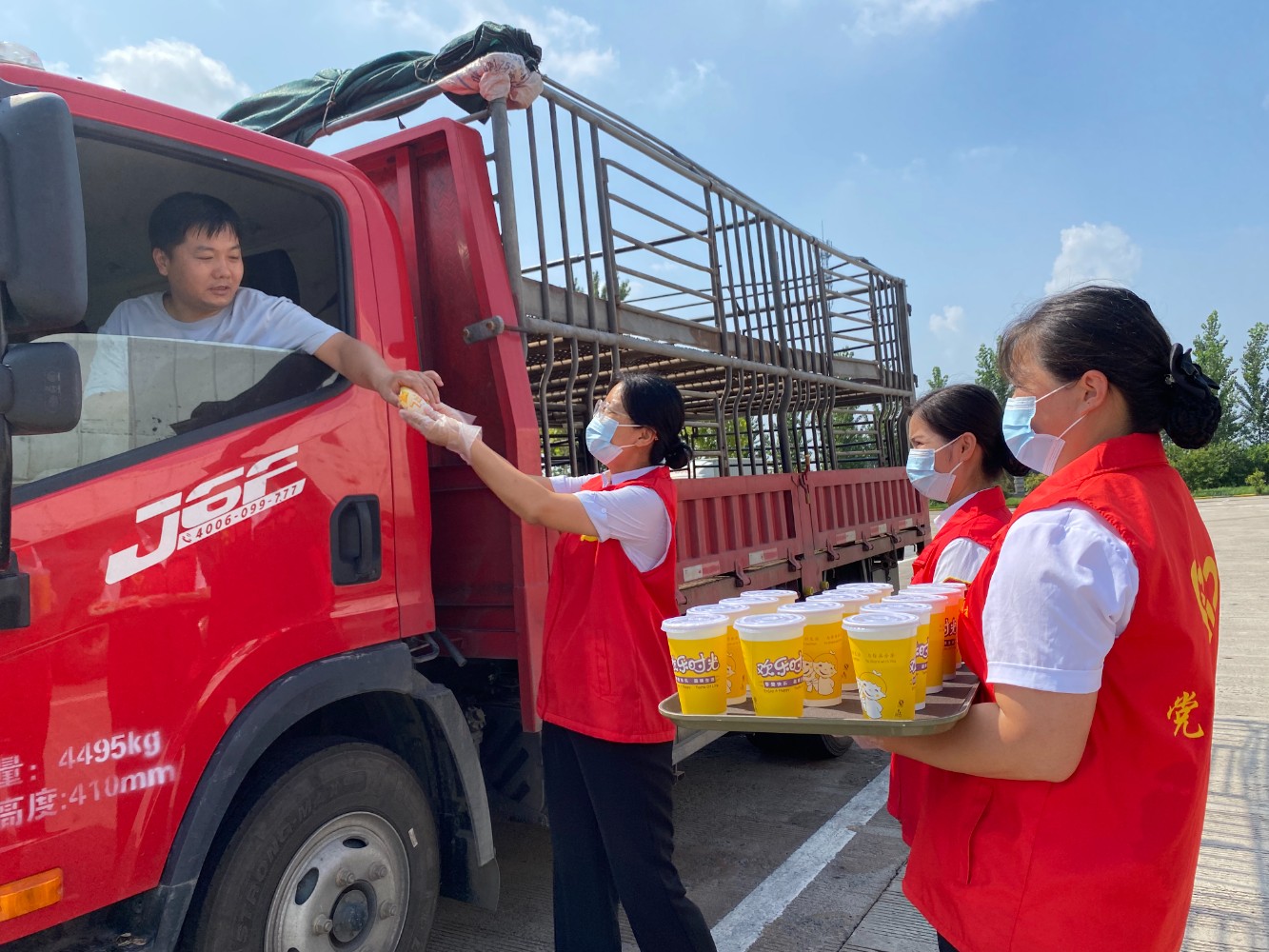 2024年8月7日,濮陽南停車區積極開展“情暖征途致敬貨運先鋒-酷暑送清涼”活動,免費為貨車司機和司乘人員及外場工作人員提供綠豆湯和果味冰等降溫飲品。(拍攝:李彩麗 13223978103).jpg